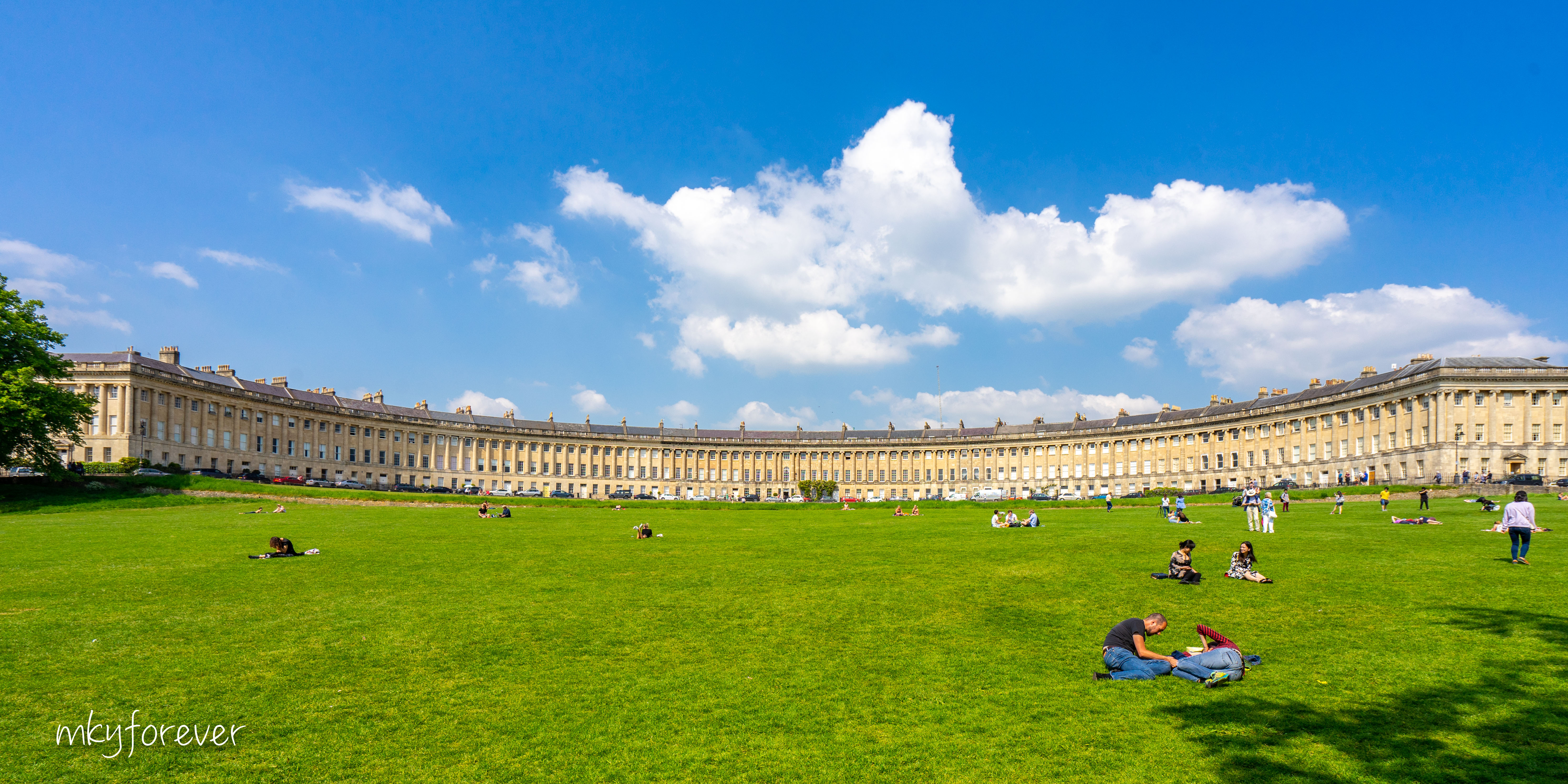 楼,由连为一体的30幢楼组成,排列成新月弧形,故名新月楼(crescent)